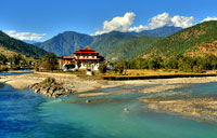 на фото Королевство Бутан