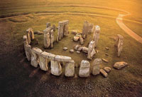 на фото Каменное мегалитическое сооружение в Англии