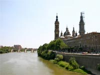 Река Эбро в городе Сарагоса, Испания.