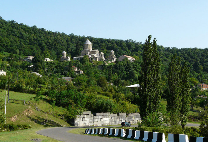 на фото Гелатский монастырь