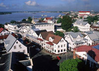 на фото Парамарибо (столица Суринама)
