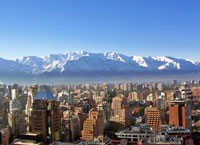 Город Сантьяго, столица Чили, город в Андах, Южная Америка.