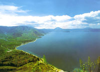 Тоба, крупнейшее в мире вулканическое озеро.