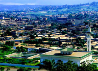 на фото Яунде (столица Камеруна)
