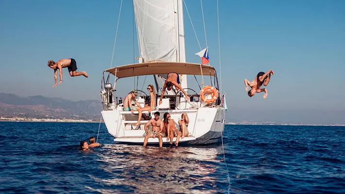 на фото Хороший отдых на современной яхте у берегов Кипра
