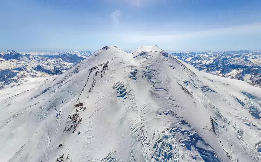 Вид на гору Эльбрус с высоты птичьего полета