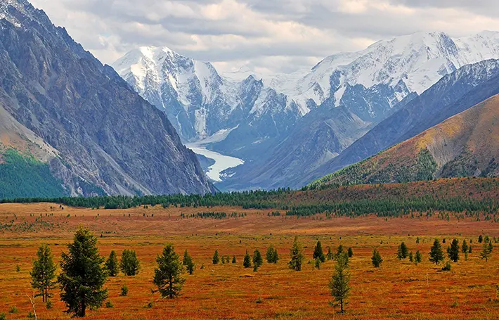 на фото Алтайские горы