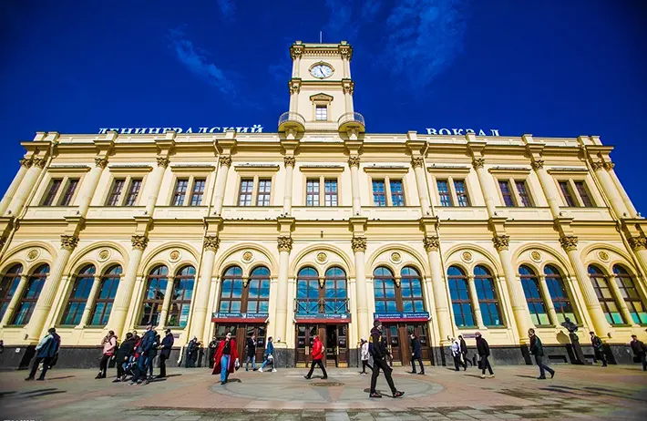 на фото Где переночевать рядом с Ленинградским вокзалом