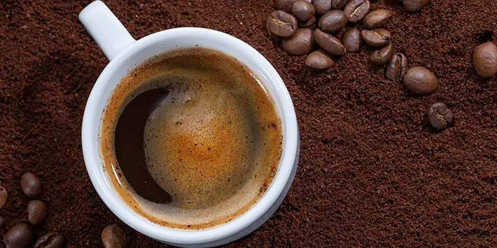 на фото Энергетик или кофе: что безопаснее для здоровья