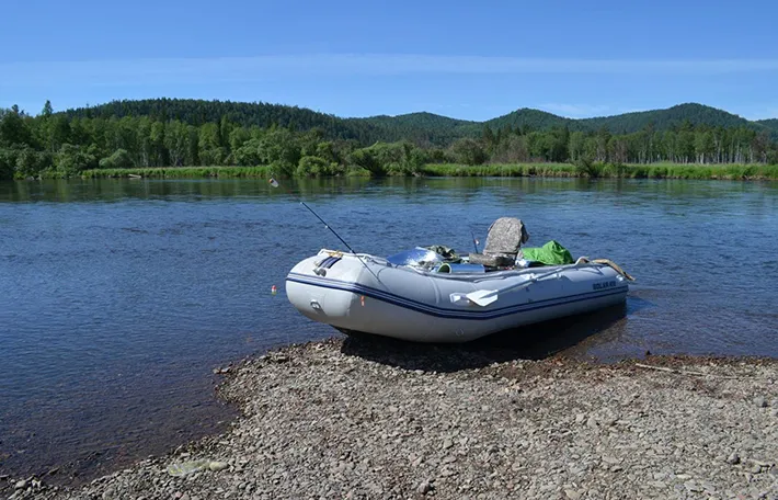 на фото Надувные лодки для водных прогулок